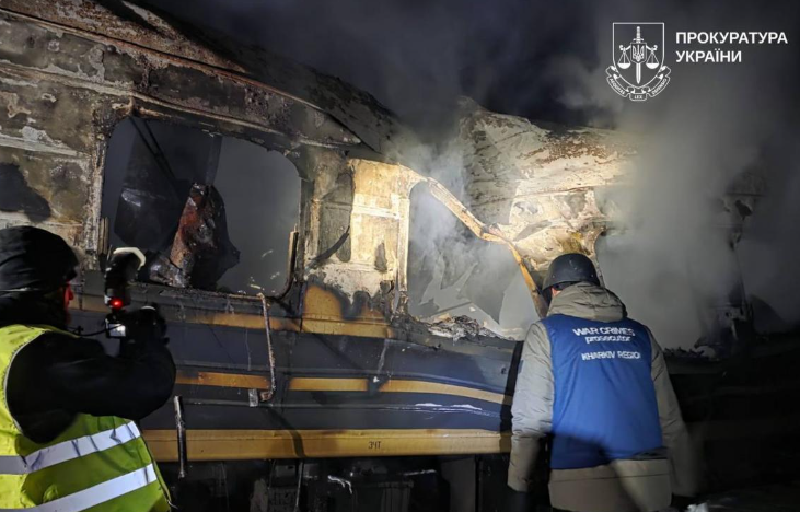 Росіяни вдарили дронами по пасажирському потягу на Харківщині, є жертви